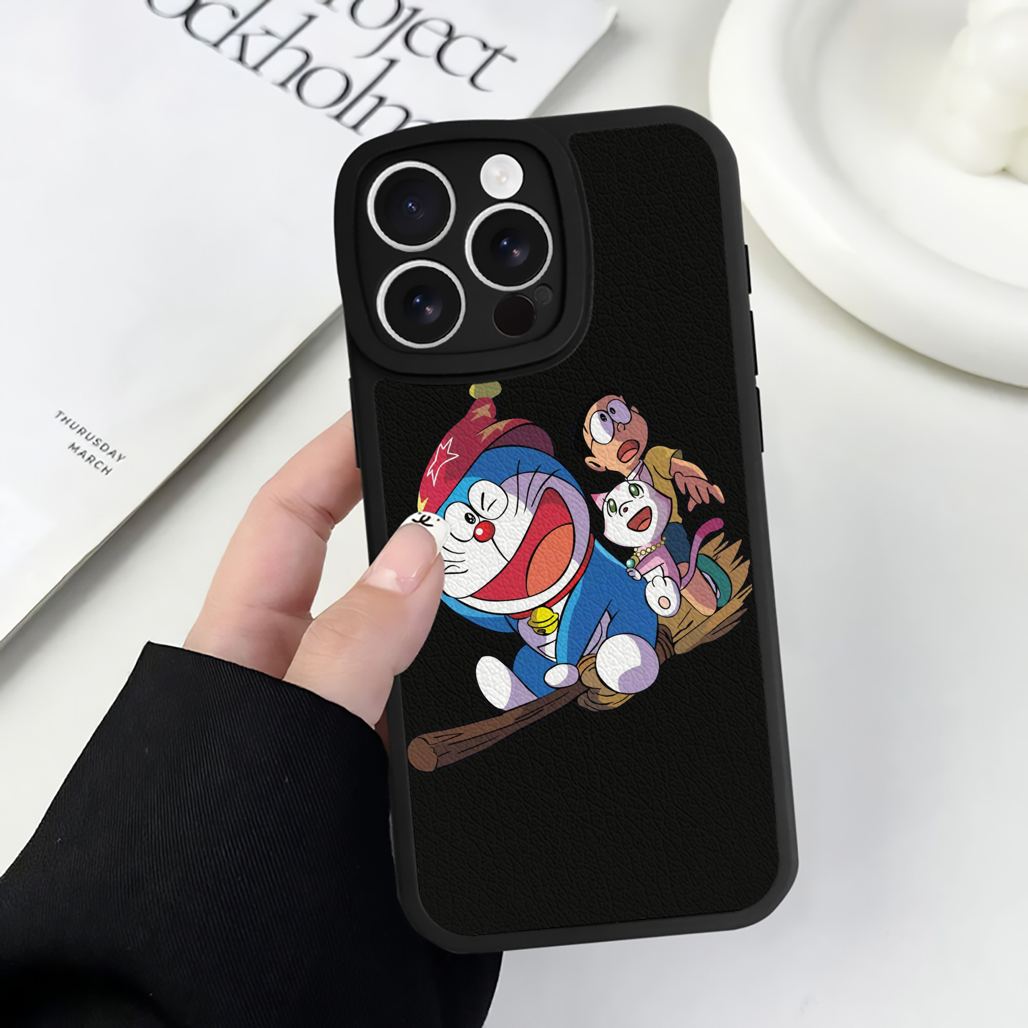 （画像用） ドラえもん Doraemon 【iPhone 16シリーズ対応】シリコンスマホケース（レザー調） 材質：シリコン